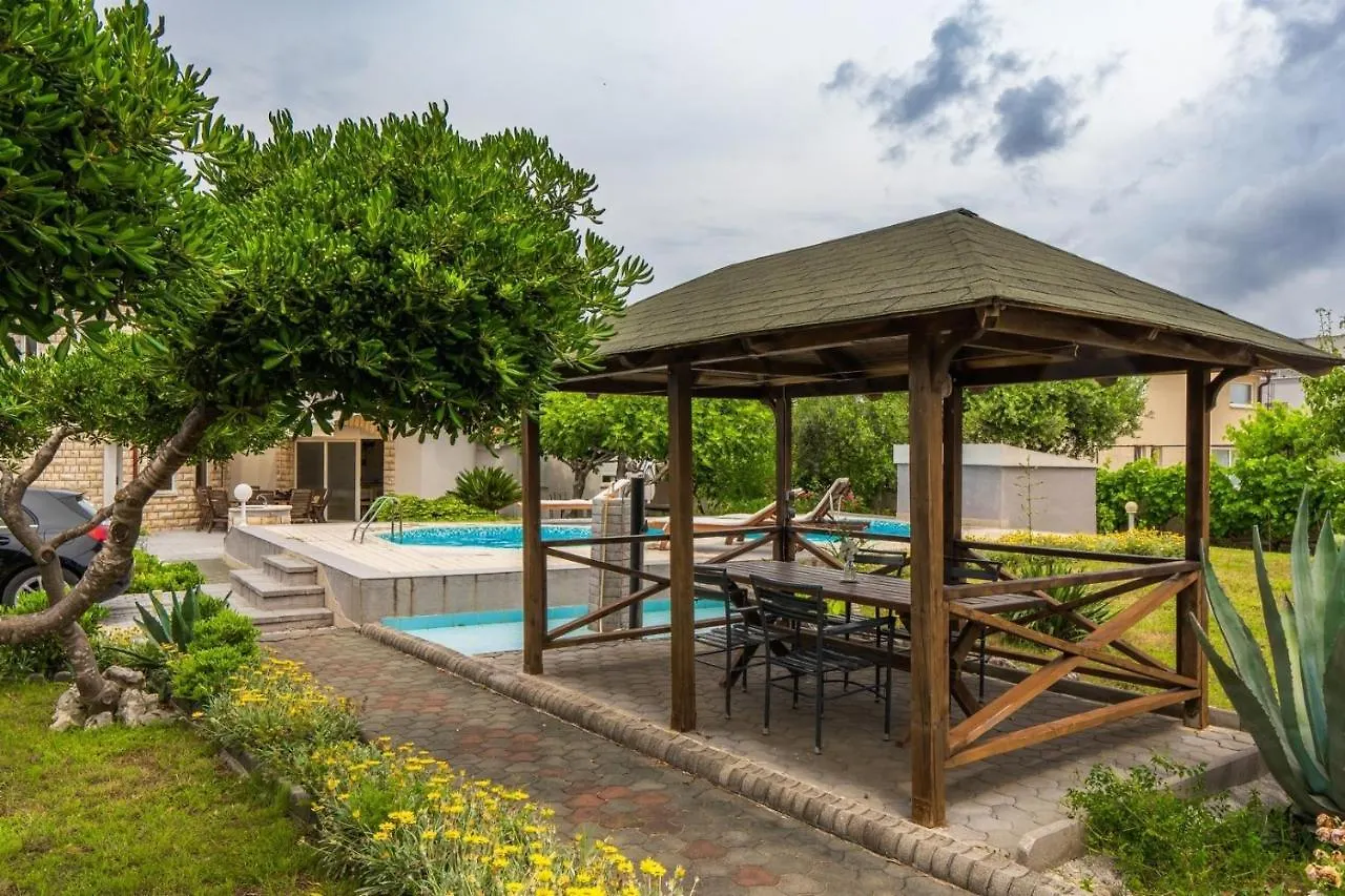 Seaside Family Friendly House With A Swimming Pool Vir - 21522 Villa 0*,  Croatia