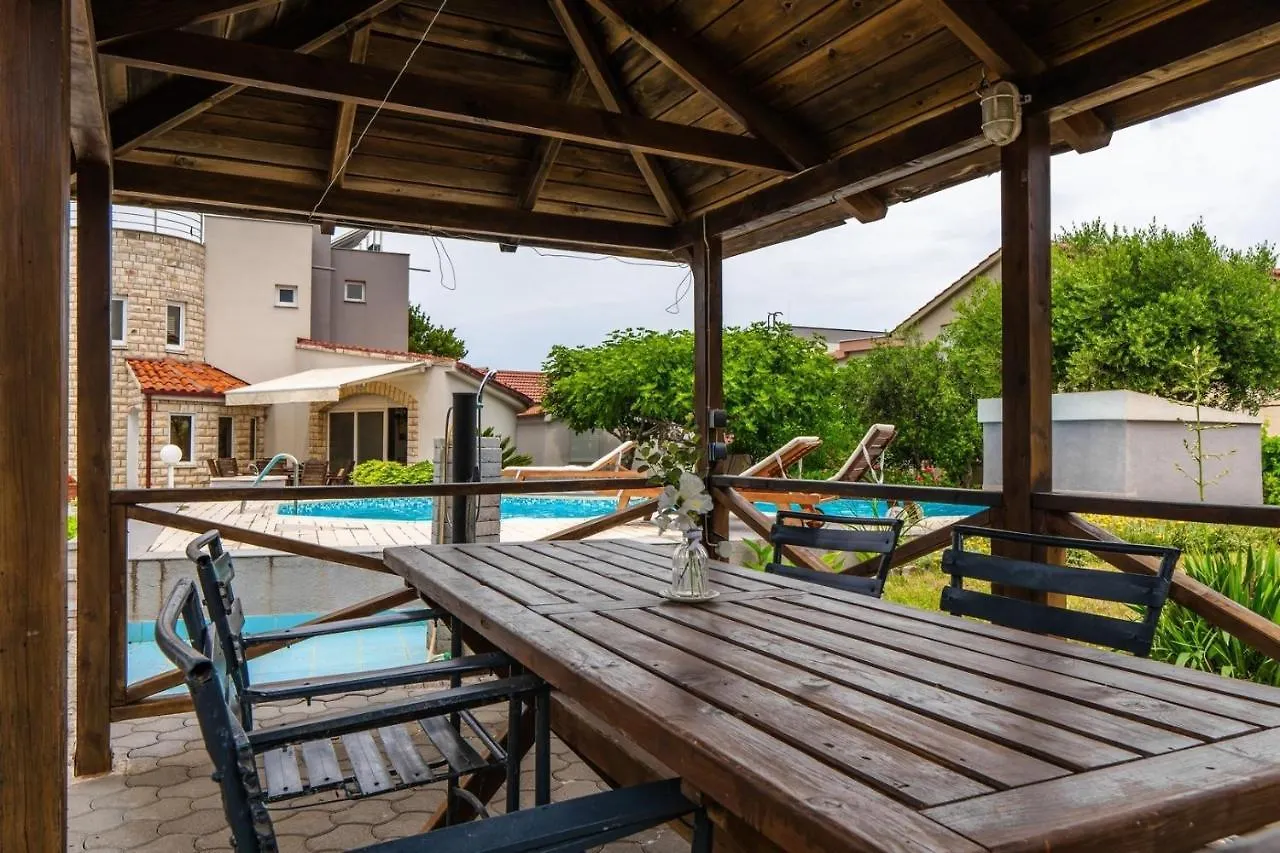 Seaside Family Friendly House With A Swimming Pool Vir - 21522 Villa